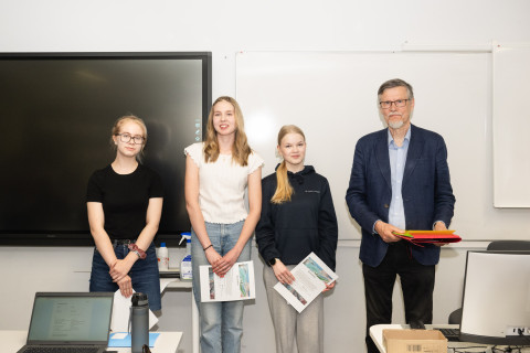 Työryhmä: vasemmalta oikealle Sara Pirhonen, Vilja Hannonen ja Anniina Lipponen 200 € - video nimeltään Nuorille elinvoimainen Itä-Suomi.