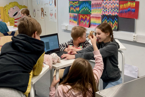 Oppilaat tekemässä ryhmätehtävää tietokoneen äärellä. 