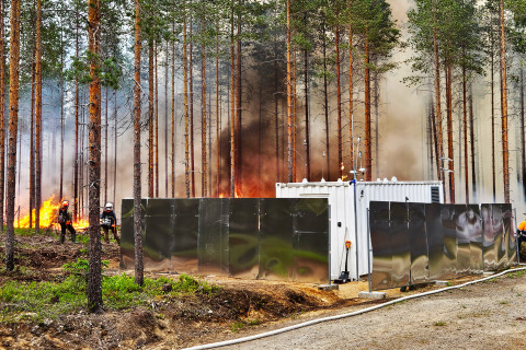 Tutkimuslaitteisto metsäpalon äärellä. Kuvaaja: Kajar Köster, ympäristö- ja biotieteiden laitos, Itä-Suomen yliopisto