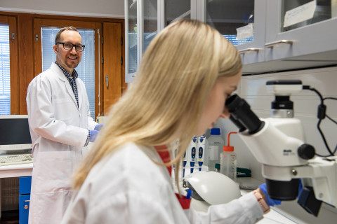 Akatemiatutkija Henri Leinonen ja nuorempi tutkija Katri Vainionpää molekyylibiologian laboratoriossa.