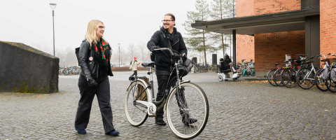 opiskelijat ulkona Joensuun kampuksella