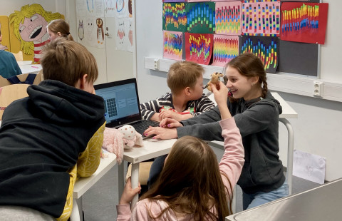 Oppilaat tekemässä ryhmätehtävää tietokoneen äärellä. 